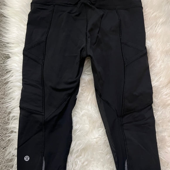 Fast and free high rise Lululemon black leggings - Picture 3 of 5